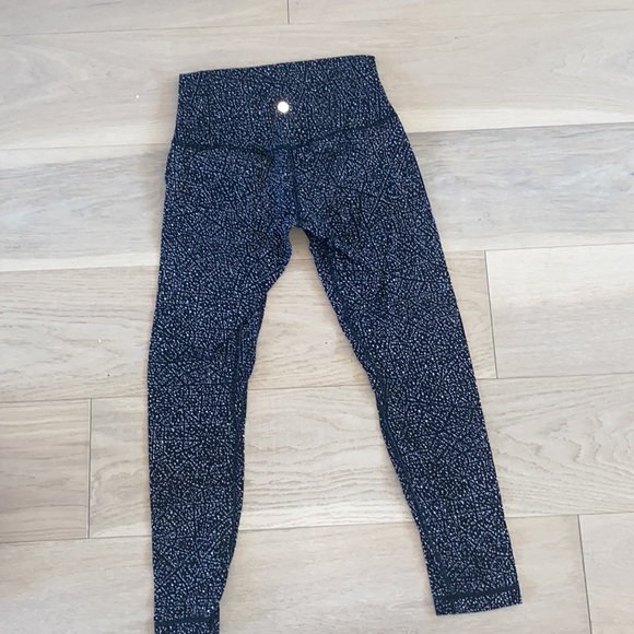 LuluLemon Black Polka-Dot Leggings Size 6 - Picture 1 of 3